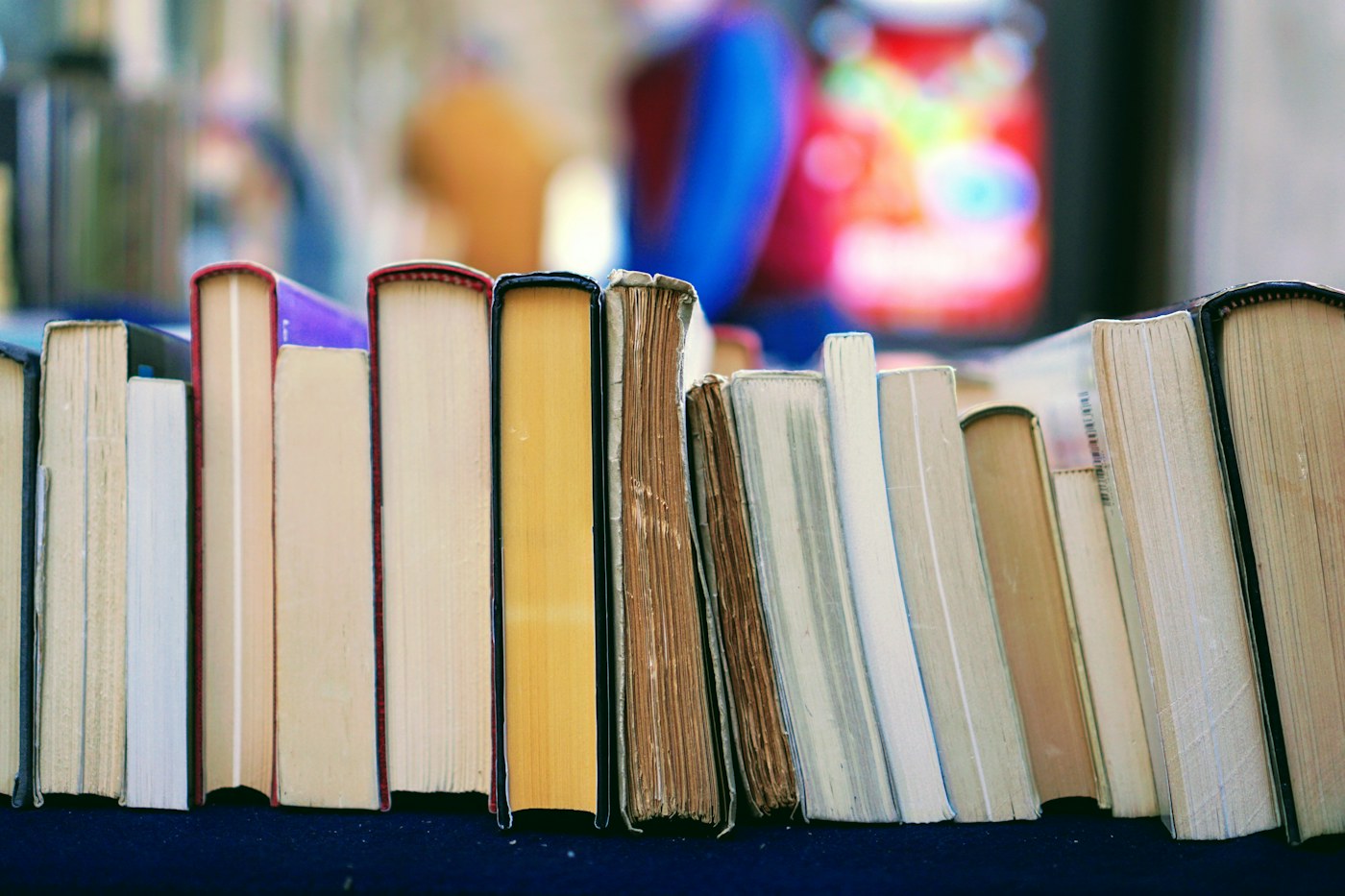 Bücherregal und digitale Lesewelt